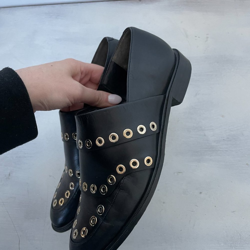 ❌SOLD❌ Gold Tone Grommet Loafers Sz 38.5 Black Leather Round Toe - Picture 6 of 9